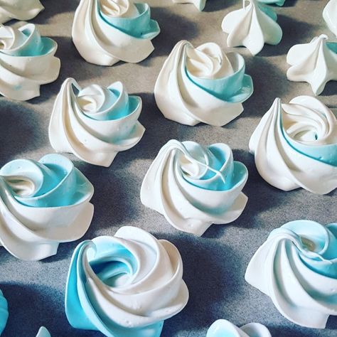 Blue Meringue, Merengue Cookies, Plane Shapes, Meringue Pavlova, Sweets Table, Recipes Christmas, Meringue Cookies, Cloud Shapes, Cookies Recipes