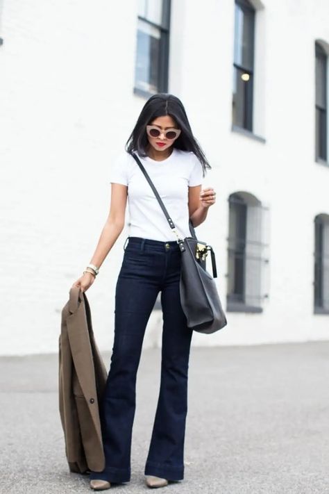 Keep It Simple with Dark Denim Flares and a White Tee Black Flare Jeans Outfit, Flare Jean Outfit, Sheryl Luke, Style Flare Jeans, Walk In Wonderland, Black Flared Jeans, Flare Jeans Outfit, Black Flare Jeans, Denim Flare Jeans