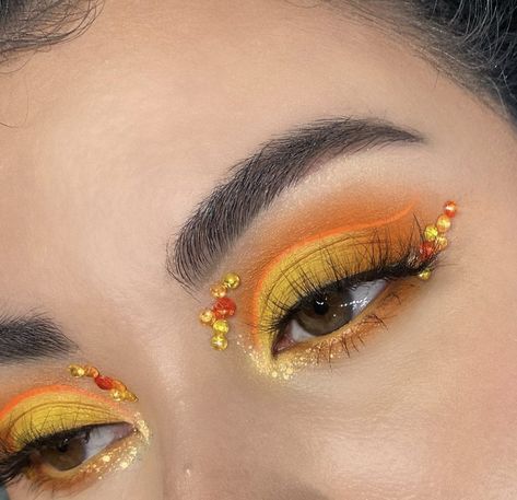 Sun Set Makeup Look, Winnie The Pooh Inspired Makeup, Sun Makeup Looks, Orange Makeup Aesthetic, Orange Eye Look, Gemstone Makeup, Sunflower Makeup, Sun Makeup, Futuristic Makeup