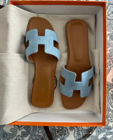 Vestidos Sport, Hermes Slippers, Hermes Sandals, Popular Sandals, Hermes Oran Sandals, Stunning Shoes, Hermes Shoes, Hermes Oran, Fancy Bags