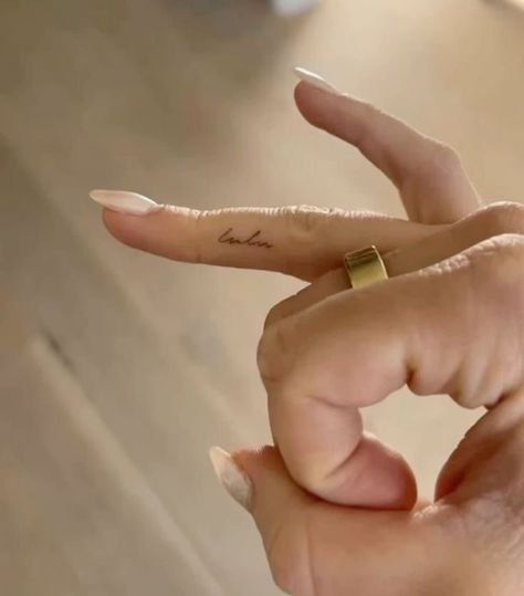 Tiny A Tattoo, Simple Elegant Tattoos For Women, L Initial Tattoo, Unique Mini Tattoos, Elegant Hand Tattoos, Pretty Tattoo Ideas, Dainty Finger Tattoos, Lil Tattoos, Tiny Tats