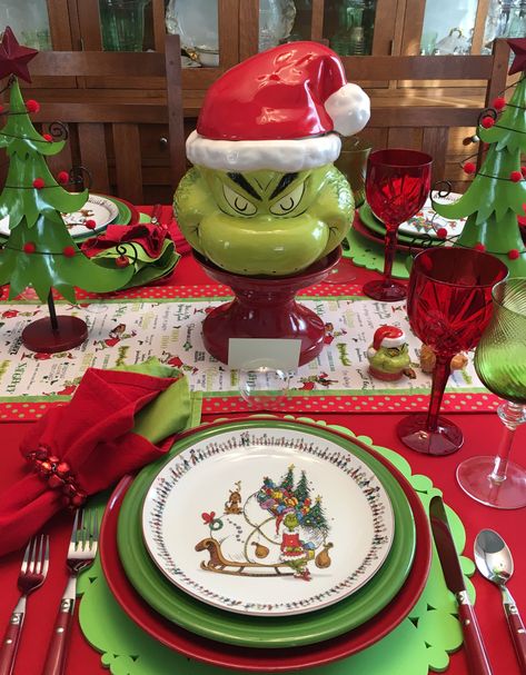 Diy Grinch, Whispers Of The Heart, Grinch Trees, Grinch Christmas Party, Whoville Christmas, Grinch Christmas Tree, Christmas Table Setting, Tree Theme, Grinch Party