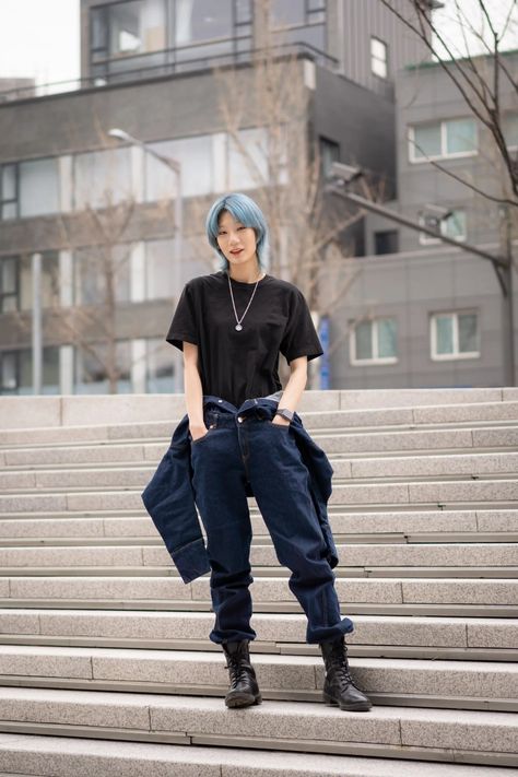 Baggy Jeans Outfit Korean, Baggy Jeans With Boots, Jeans Outfit Korean, Jeans With Boots, Fashion Baggy, Baggy Jeans Outfit, Denim Street Style, Fashion Week Trends, Outfit Korean