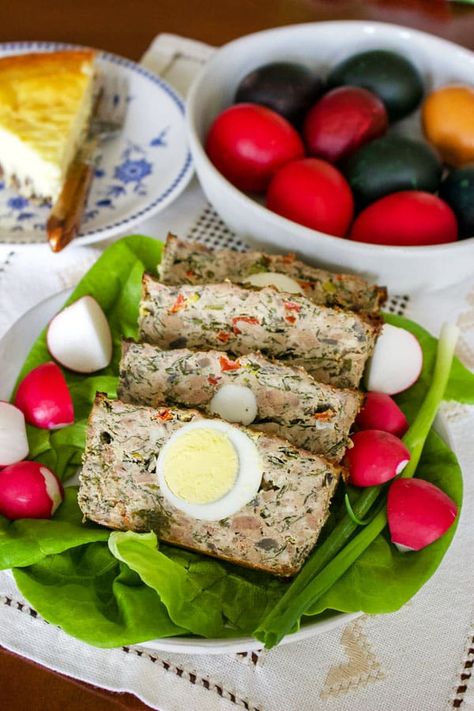 There are many traditional dishes that Romanians make for Easter, but this Romanian Easter Meatloaf-Drob de Carne Tocata cu Legume is one of the best ones you can find out there. #easter #appetizers #meatloaf Meatloaf With Oatmeal, Easter Appetizers, Classic Meatloaf, Scottish Recipes, Traditional Dishes, Easy Meatloaf, Romanian Food, Dinner Appetizers, British Food