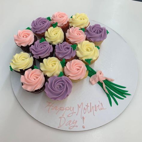 Mother’s Day Sweets Idea, Mothers Day Cake Decorating Ideas, Cute Mother’s Day Cake, Mom Birthday Cupcakes Ideas, Mother's Day Theme Cupcakes, Mothers Day Baked Goods Ideas, Cupcake Mothers Day, Mother’s Day Baked Goods Idea, Mothers Day Muffins