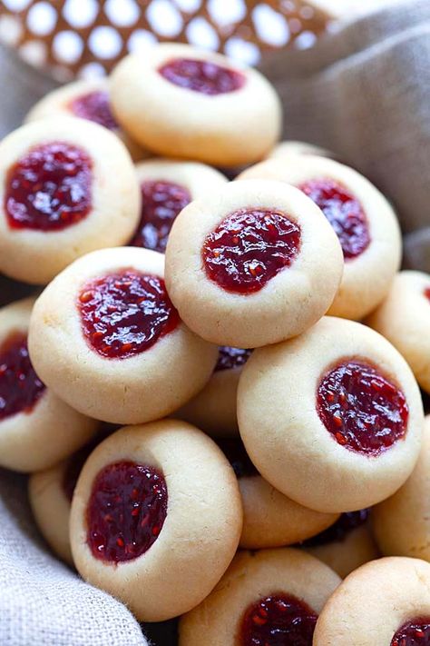 Thumbprint Cookies Christmas, Raspberry Thumbprint Cookies, Jam Thumbprint Cookies, Danish Butter Cookies, Jelly Cookies, Thumbprint Cookies Recipe, Rasa Malaysia, Jam Cookies, Thumbprint Cookies