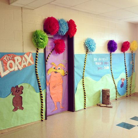 Lorax door/hallway decor for Read Across America Week - "We speak for the trees!" Dr Seuss Decorations, Dr Seuss Classroom, Classroom Decor Middle, Christmas Boards, Seuss Classroom, Seuss Crafts, Classroom Decor High School, Dr Seuss Week, Kindergarten Rocks