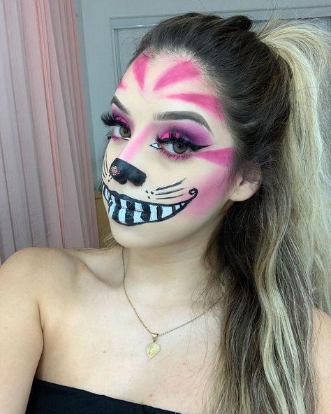 Cheshire Cat Makeup, Cheshire Cat Halloween, Halloween Maquillage, Alice In Wonderland Makeup, Wonderland Makeup, Cat Makeup Halloween, Halloween Couple, Couple Costumes, Easy Drawings Sketches