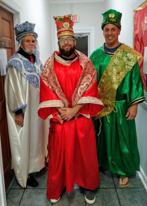 3 Wise Men Costume, Three Wise Men Costume, Wisemen Costume, Office Christmas Decorations Contest, Wise Man Costume, Christmas Costumes Diy, Diy Costumes Men, Christmas Drama, Biblical Costumes