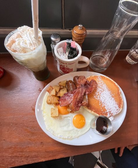 american diner breakfast plate American Diner Food, Diner Breakfast, Diner Food, American Breakfast, Breakfast Restaurants, Diner Recipes, American Diner, Breakfast Plate, Diner