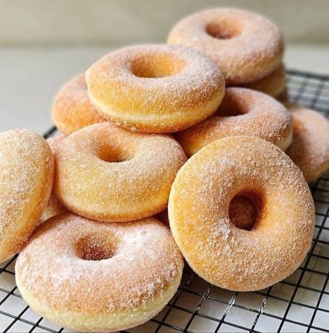 Confinement Food, Fancy Donuts, Cute Donuts, Food Gallery, Pastry And Bakery, Pound Cake Recipes, Culinary Recipes, Food Facts, Food Poster