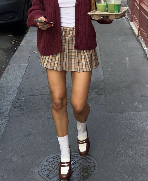 Brown Socks Outfit, Plaid Skirt Outfit, Look Adidas, Estilo Indie, Quoi Porter, Skandinavian Fashion, Chique Outfits, Autumn Fits, Bootcut Jean