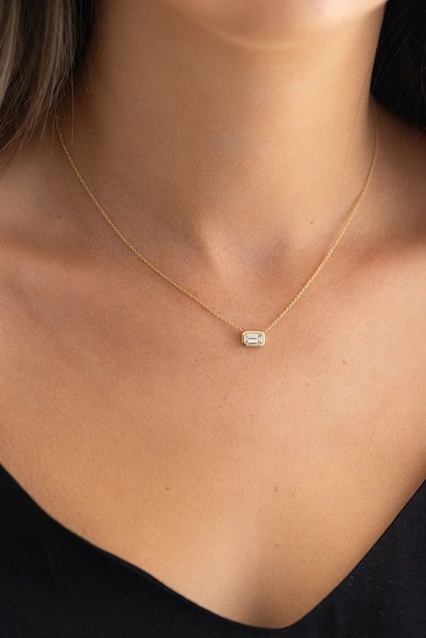 Emerald Cut Necklace Diamond, Gold Emerald Cut Diamond Necklace, Emerald Cut Diamond Necklace, Pendant Necklace Outfit, Diamond Facets, Emerald Cut Necklace, Latest Necklace Design, Emerald Diamond Necklace, Dainty Diamond Necklace