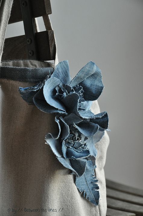 Denim flowers | por // Between the Lines // Homemade Bags, Recycled Jeans Bag, Denim Bows, Denim Crafts Diy, Craft Flowers, Fashion Trend Forecast, Textile Art Embroidery, Folded Fabric Ornaments, Bohemian Style Clothing