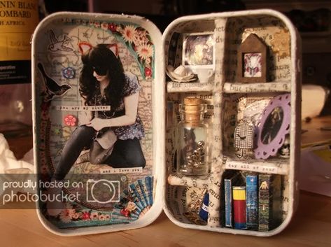 Tiny little pocket shrine: fera_festiva Tin Box Crafts, Altoid Tin Ideas Miniatures, Box Art Ideas, Altoid Tin Art, Altoid Tin Ideas, Pocket Shrine, Shrines Box, Tin Crafts, Matchbox Crafts