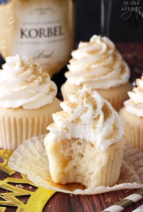 Champagne Cupcakes Champagne Cupcakes, Cupcake Cake, Savoury Cake, Ginger Ale, Sweets Treats, Cupcake Recipes, Let Them Eat Cake, Clean Eating Snacks, No Bake Desserts