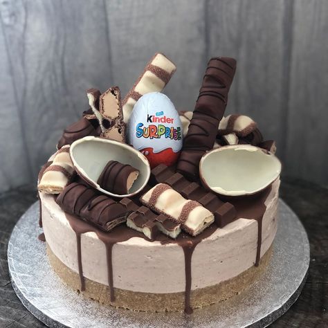 2 designs this weekend, I haven’t done for a while 🍫 🍓 #cheesecake #kinder #bueno #strawberry #chocolate... Chocolate Cheesecake Birthday Cake, Kinda Bueno Cheesecake, Kinder Bueno Cheesecake Recipe, Cheesecake Design Ideas, Cheesecake Designs, Kinder Bueno Recipes, Bueno Cheesecake, Bueno Cake, Cheesecake Decoration