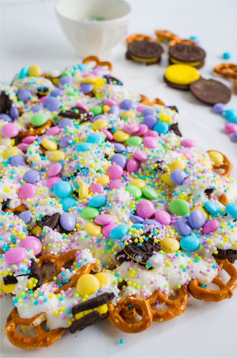 Easter Chocolate Bark - a really tasty, pretty treat for Easter. www.thirtyhandmadedays.com (pretty ingredients) Easter Oreo, Easter Chocolate Bark, Easter Oreos, Easter Bark, Oreo Bark, Bark Recipes, White Chocolate Candy, Easter 2023, Candy Bark