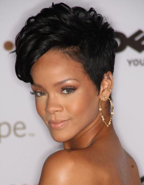 Rihanna - Her Hair Through the Years: Rihanna - October 2008 Short Fluffy Hair, Short Weave Hairstyles, Short Hair Black, American Hairstyles, Quick Weave Hairstyles, Short Hairstyles For Thick Hair, Hair Styles 2017, Short Black Hairstyles, Penteado Cabelo Curto