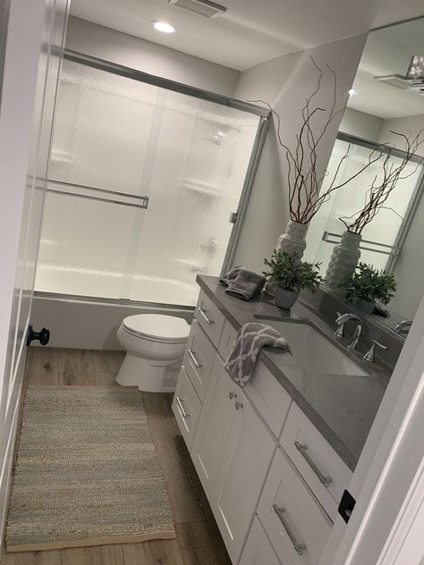 Bathroom Inspo Minimalist, Bathroom Astethic, Aesthetic Restroom, Bathrooms Apartment, Girl Apartment Decor, Restroom Decor, Dream Apartment Decor, Bathroom Redesign, Future Apartment Decor