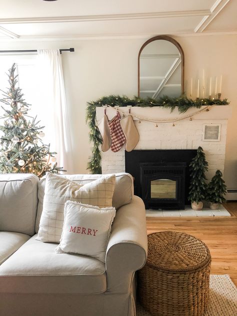 Neutral Red Christmas Decor, Subtle Red Christmas Decor, Christmas Decor Ideas For Living Room Farmhouse, Red And Neutral Christmas Decor, Simple Red Christmas Decor, Christmas Decor Side Table, Red Green And White Christmas Decor, Red And Green Christmas Decor Ideas, Neutral Christmas Decor With Pops Of Red