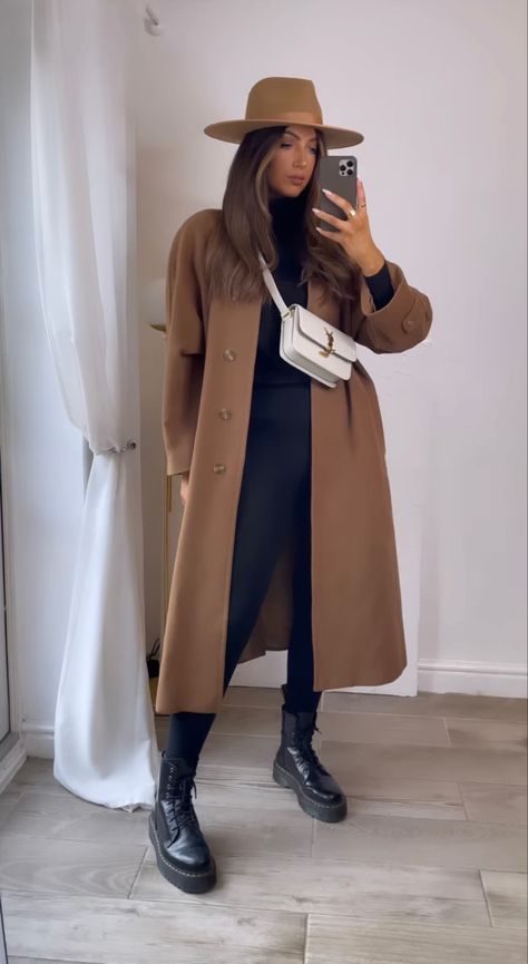 Casual Fedora Hat Outfit, Camel Overcoat Outfit Women, Fedora Outfit Fall, Fedora Outfits Women, Fedora Hat Outfit Fall, Fedora Hat Outfit, Hat Outfit Fall, Fedora Outfit, Fedora Hat Outfits