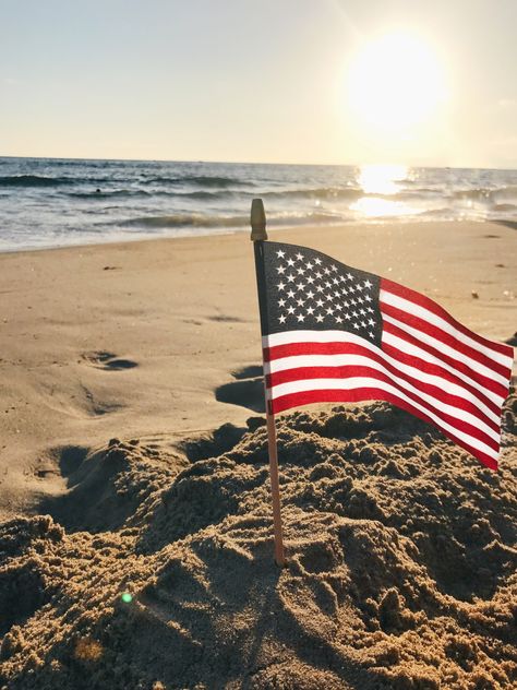 4th Of July Beach, Salon Pics, Places To Vacation, Summer Places, Patriotic Wallpaper, American Flag Pictures, Best Summer Vacations, 4th Of July Images, July Images