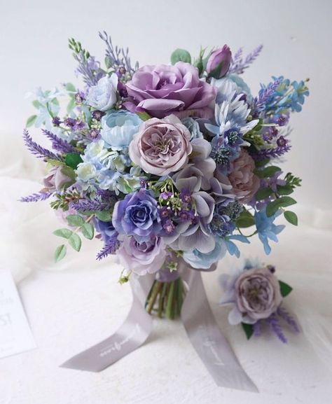 Blue And Purple Wedding Flowers, Blue Wedding Theme Flowers, Purple And Blue Bouquet, Bridal Bouquet Purple, Centerpiece Arrangements, Blue Purple Wedding, Modern Wedding Bouquets, Bouquet Purple, Lilac Bouquet