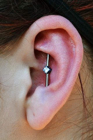 Vertical Industrial, Inner Ear Piercing, Tiny Diamond Earrings, Diamond Star Earrings, Ear Piercings Chart, Piercings Unique, Emerald Earrings Studs, Industrial Piercing, Simple Stud Earrings