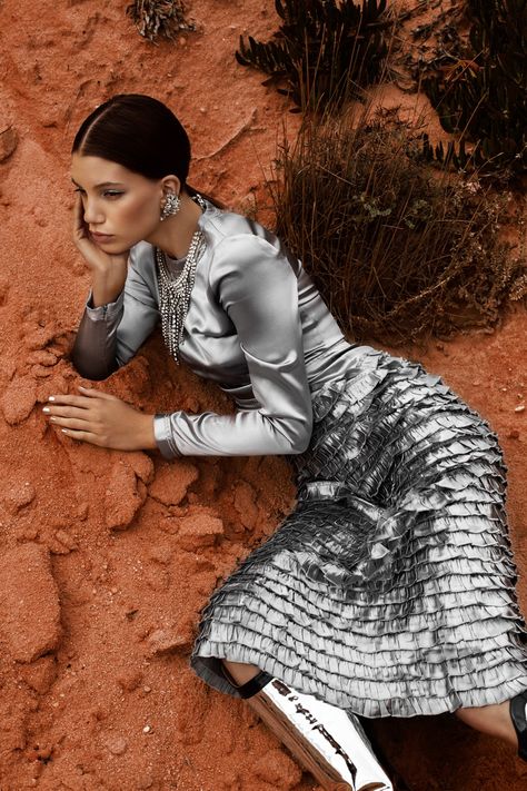 Fashion Editorial Nature, Mode Editorials, Fashion Model Photography, Organic Fashion, Alfred Stieglitz, Desert Fashion, Fashion Art Photography, Heavy Metals, Fashion Photography Editorial