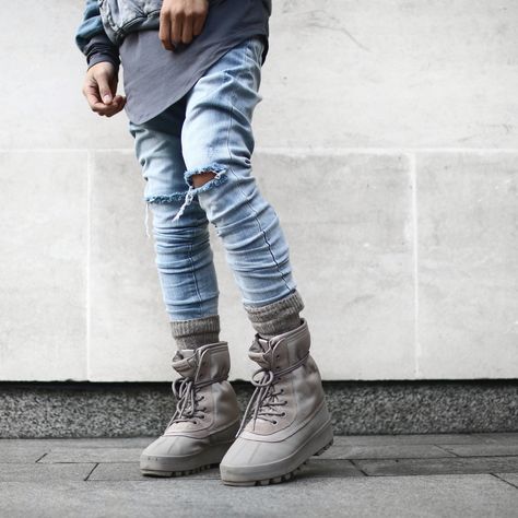 Yeezy 950 Yeezy 950, Mens Clothing Styles Streetwear, Runway Fashion Looks, Outfit Botas, Billionaires Club, Streetwear Outfit Ideas, Bodybuilding Diet, Mens Trendy Outfits, To Gain Weight