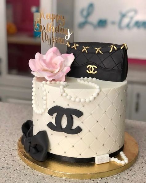 Channel Birthday Cake, Chanel Cake Ideas, Fondant Cake Designs Ideas, Chanel Cakes, Brand Cake, Channel Cake, Chanel Birthday Party, Cupcakes Design, Chanel Cake