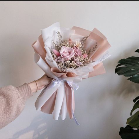 Buket Wisuda Aesthetic, Mini Bucket Flowers, Flower Bouquet For Graduation, Buket Aesthetic, Pink Dried Flower Bouquet, Graduation Flowers Bouquet, Small Bouquet Of Flowers, Petite Bouquet, Roses Bouquet Gift