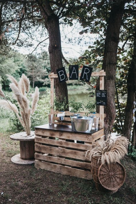 Bar Diy Outdoor, Boho Outdoor Party, Bbq Party Decorations, Deco Champetre, Backyard Reception, Cowboy Birthday Party, Pallet Bar, Western Theme Party, Bedroom Tips