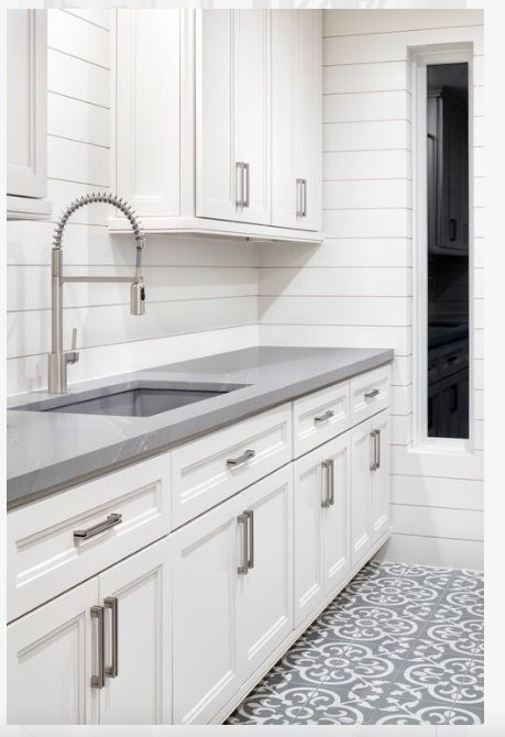 Farmhouse Utility Room, Kitchen With Farmhouse Sink, White Cabinets White Countertops, Spec House, Grey Counter, Modern Farmhouse Interior Design, Ideas Cocina, Gray Counter, Black And White Kitchen