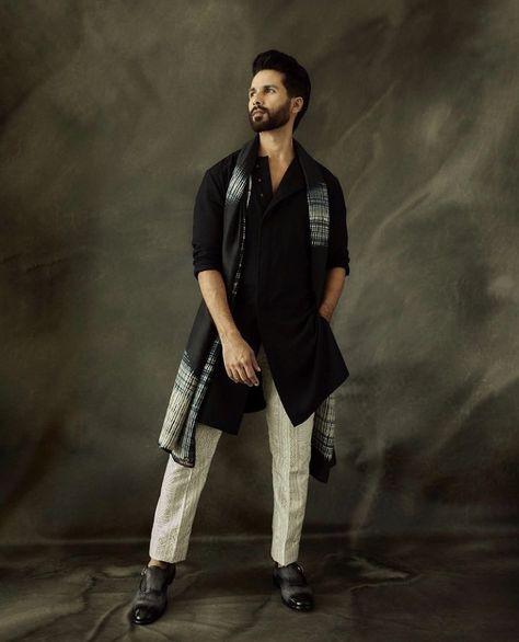 Shahid Kapoor Traditional Wear, Traditional Outfits For Men Indian Wedding, Boys Outfits For Wedding, Indo Western Men Outfits, Black Sangeet Outfit Men, Black Kurta Outfit For Men, Haldi Outfits Men, Shahid Kapoor Suit, Shahid Kapoor Kurta