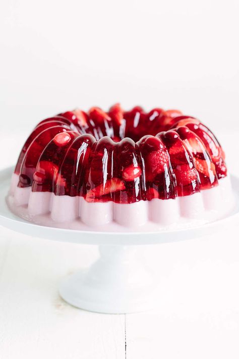 Layered jello molds are easier to make than you think. Jello Mold Recipes, Layered Jello, Jello Dessert Recipes, Jelly Desserts, Jello Cake, Gelatin Recipes, Gelatin Dessert, Jello Desserts, Jello Mold