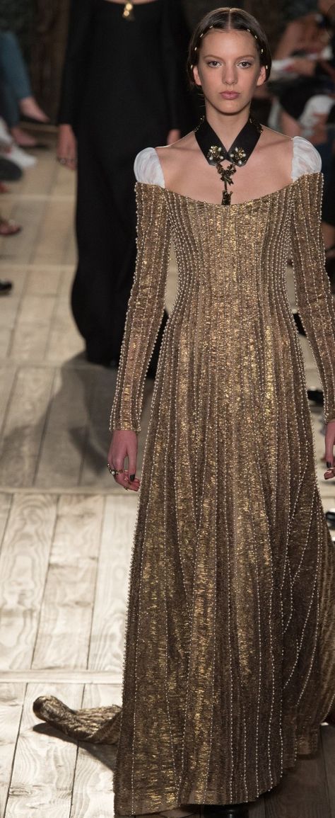 This dress from Valentino's 2016 Fall collection is inspired by the Italian renaissance. The neckline of the dress and use of pearls is synonymous with the time period. The fabric coming out of the dress at the shoulder is reminiscent of a visible chemise. Valentino 2016 Fall, Byzantine Fashion Inspiration, Renisance Aesthetic Outfits, Reinassance Outfits, Italian Rennaisance, Byzantine Dress, Valentino 2016, Byzantine Fashion, Runway Men