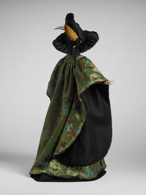 Minerva McGonagall costume idea? Costuming Aesthetic, Minerva Mcgonagall Costume, Mcgonagall Costume, Wizard Clothing, Wizarding Robes, The Wizard Of Oz Costumes, Wizard Hats, Harry Potter Witch, Wizard Of Oz Musical