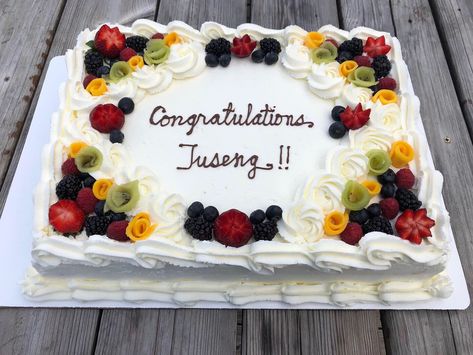 Fruit sponge cake for graduation #7sweetsandtreats Rectangle Cake With Fruit, Cake Designs Rectangle, Fruit Sheet Cake, Fresh Fruit Cake Design, Rectangle Cake Decorating Ideas, Birthday Cake Rectangle, Rectangle Cakes, Espresso Cake Recipe, Fruit Sponge Cake