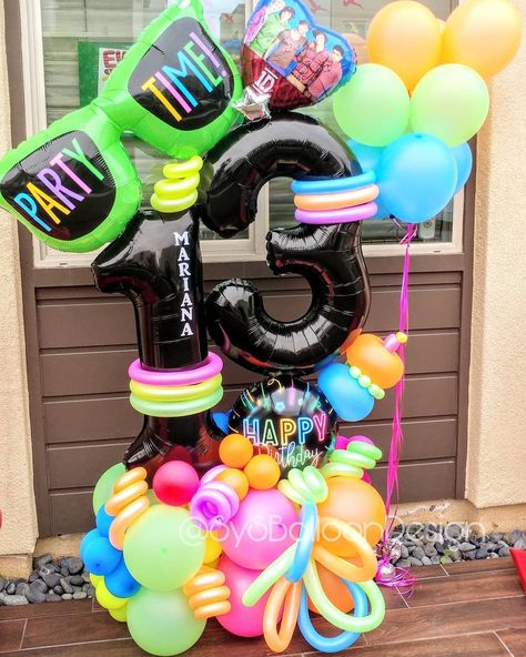 Rainbow Bouquet Balloons, Neon Balloon Bouquet, 10 Balloon Bouquet, Colorful Balloon Decorations, Neon Balloon Decorations, Cheer Themes, Balloon Bouquet Ideas, Neon Balloons, Cheers Theme