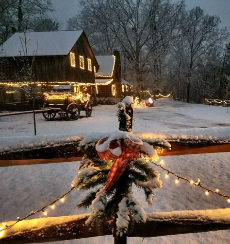 Winter Christmas Scenes, Country Holiday, Cabin Christmas, Warm Christmas, Christmas Decorations For The Home, Christmas Past, Christmas Scenes, Christmas Aesthetic, Cozy Christmas