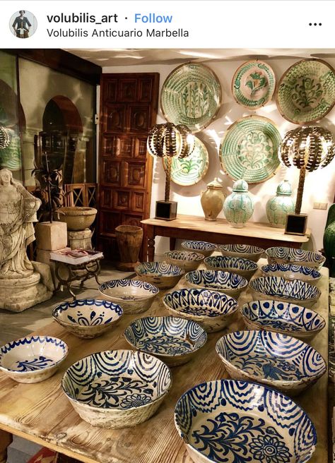 Ig Followers, Traditional Pottery, Pottery Handbuilding, Ceramics Ideas, Tiles Design, Antique Ceramics, Art Antique, Ceramic Dishes, Blue Decor