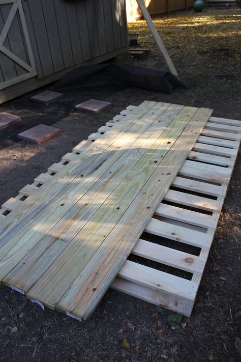 How To Build a Deck for Less than $250 - 2 Bees in a Pod Pallet Patio Decks, Pallet Deck Diy, Deck Building Plans, Build A Deck, Diy Farmhouse Decoration, Terrasse Design, Laying Decking, Floating Deck, Pallet Patio