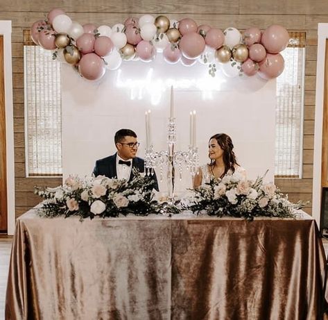 Head Table Backdrop Balloons, Sweetheart Table With Balloons, Balloon Sweetheart Table, Balloon Backdrop Wedding Receptions, Wedding Balloon Decorations Receptions, Wedding Sweetheart Table Backdrop, Sweetheart Table Wedding Backdrop, Balloon Garland Wedding, Bridal Table Backdrop