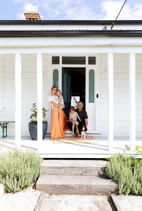 The renovation of this Kingsland villa turned it into a real sanctuary - homestyle magazine Renovated Villa New Zealand, Villa Renovation New Zealand, New Zealand Villa, Humble House, Historical House, Victorian Porch, Front Verandah, White Exterior Houses, Classic Homes