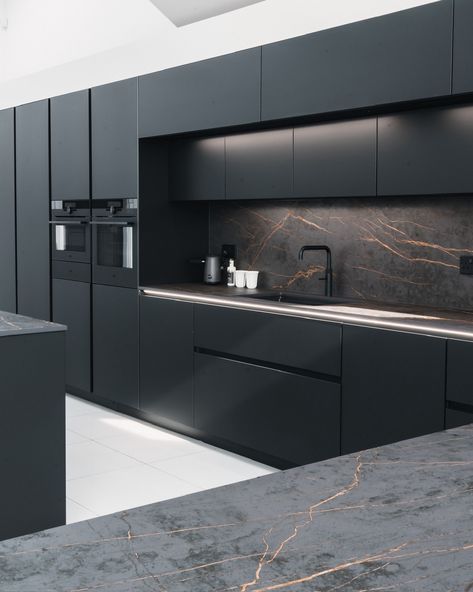 Kitchen Matte Black, Black Platform Kitchen Design, Black Matte Kitchen, Kitchen Black Platform, Mat Black Kitchen, Kitchen Ideas Modern Luxury Black, Black Glossy Kitchen, Black Marmor Kitchen, Matte Black House