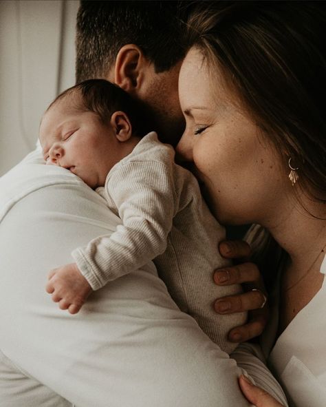 Family Photos Newborn, Photo Bb, Newborn Family Pictures, Foto Newborn, Lifestyle Newborn Photos, Newborn Family Photography, Baby Pictures Newborn, Newborn Family Photos, Newborn Photography Poses