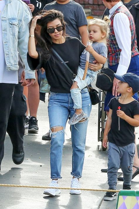 The Best Off-Duty Outfit Ideas From Celebs at Disneyland Athletic Sneakers Outfit, Theme Park Outfit Summer, Amusement Park Outfit Summer, Disneyland Outfit Spring, Disneyland Outfit Ideas, Amusement Park Outfit, Mom Outfits Spring, Disney Park Outfit, Universal Studios Outfit