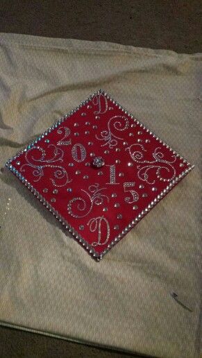 Valedictorian Graduation Cap, Red Graduation Cap Decoration, Red Cap Ideas For Graduation, Graduation Red Cap Designs, Graduation Cap Designs Red And Black, Easy Grad Cap Designs, Flat Graduation Cap Decoration, Graduation Cap Designs Emo, Red Cap Decoration Graduation